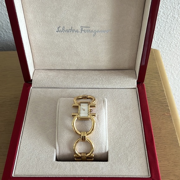 Ferragamo watch from the Double Gancini collection. Comes with box and dust bag - Picture 3 of 10